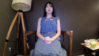 再婚伴侶的兒子（已成年）無法離開胸部，被迫讓我（媽媽）授乳搗蛋遊戲。 JULIA