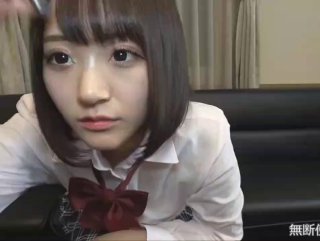 漂亮嬰兒肥美眉，被大肉棒無套爆菊花，小臉緋紅很是享受…