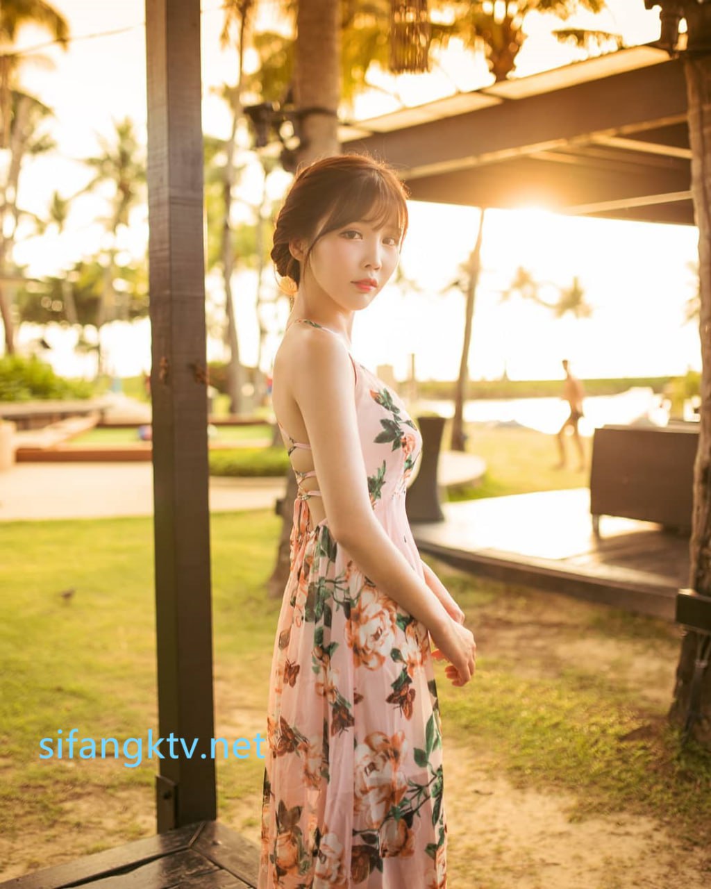 【2023-10-08】She is excited about outdoor exposure.m4v